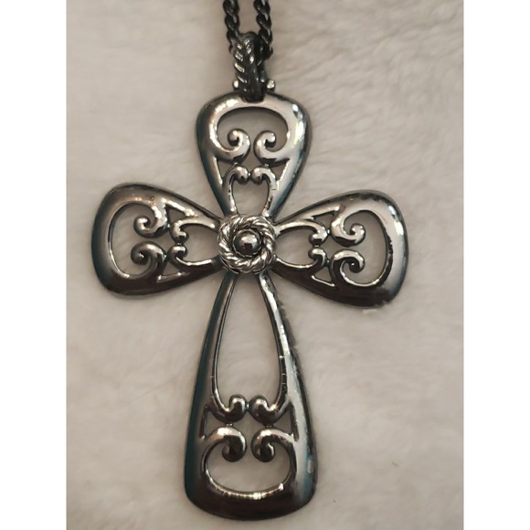 Sarah Coventry Romanesque gunmetal gray black cross pendant necklace 24" chain - Picture 3 of 5